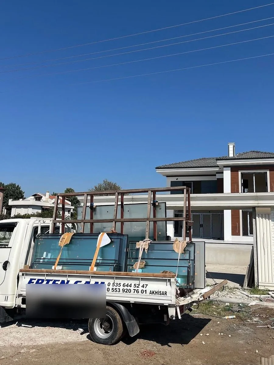 Villa şantiyesine çift cam ünitelerinin teslimatı