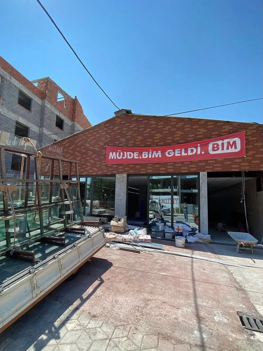 Market inşaatına cam ünitelerinin sehpayla teslimatı