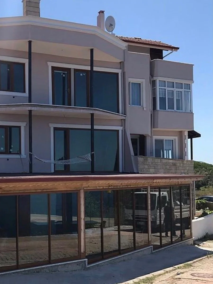 Üç katlı müstakil evde pencere ve kapı camı uygulaması