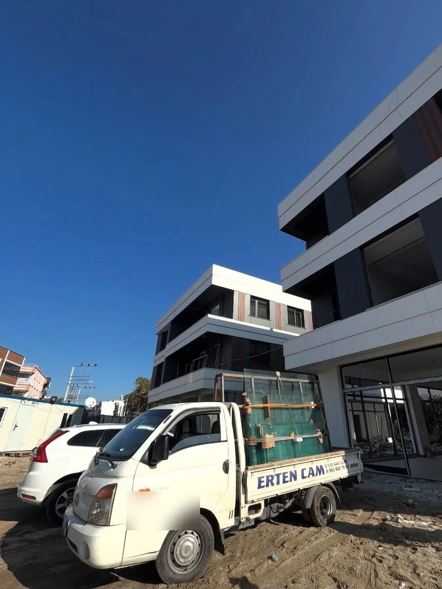 Yeni iş yeri binasında vitrin camı montajı için teslimat